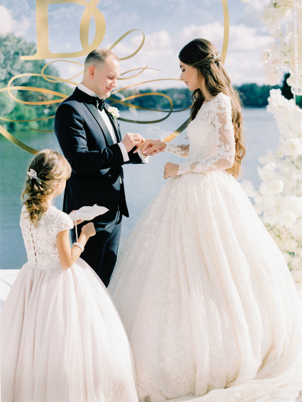 Белоснежная свадьба на берегу озера