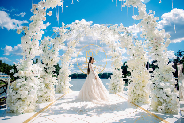 Белоснежная свадьба на берегу озера