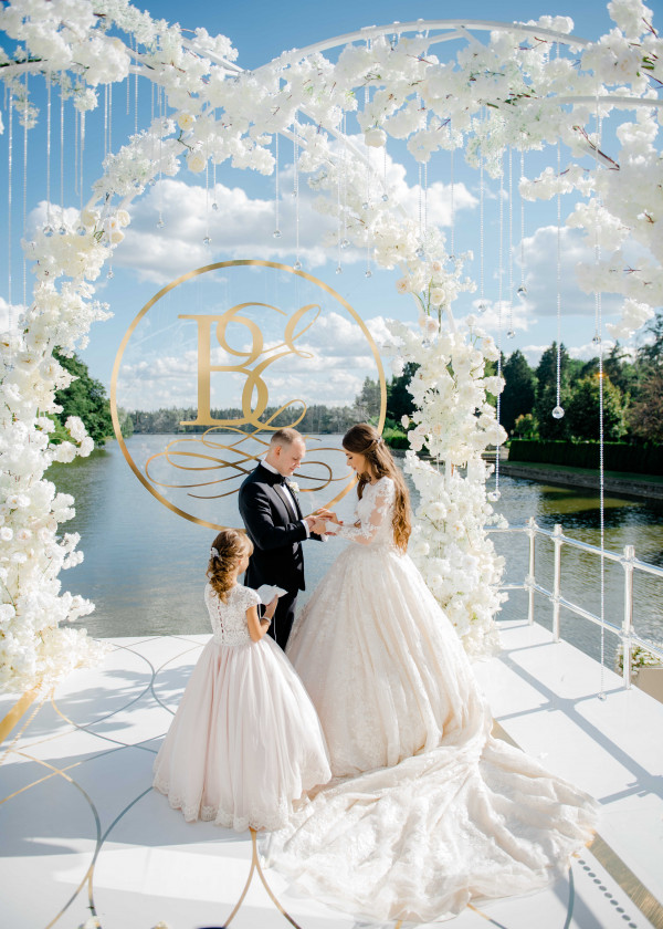 Белоснежная свадьба на берегу озера