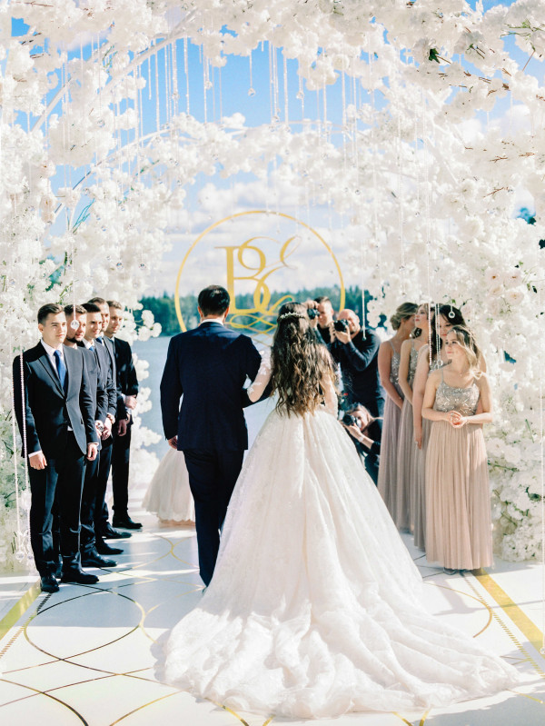 Белоснежная свадьба на берегу озера