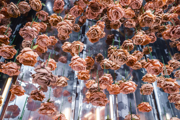 Три варианта свадебного оформления, утопающего в цветах