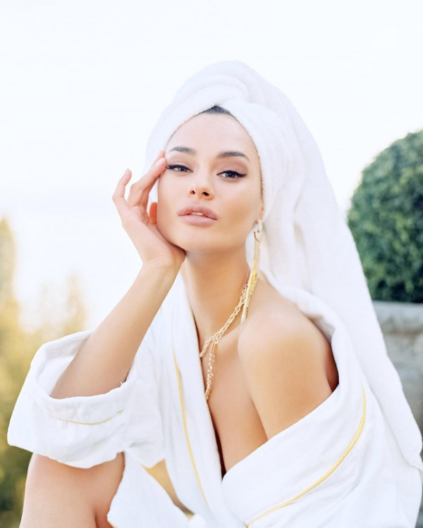 Стрелки — беспроигрышный вариант для свадебного макияжа