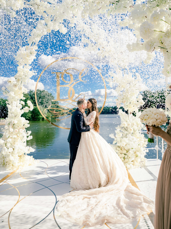 Белоснежная свадьба на берегу озера