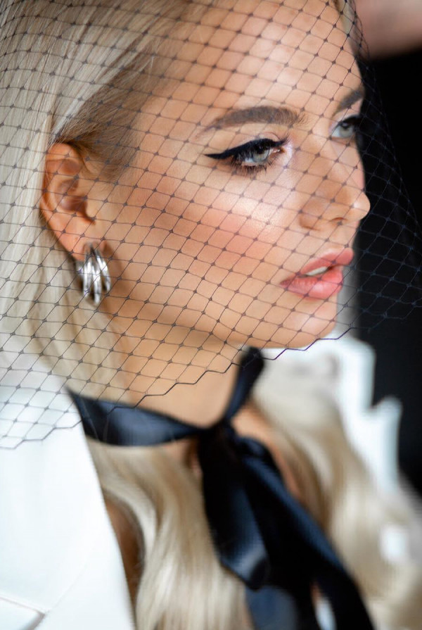 Стрелки — беспроигрышный вариант для свадебного макияжа