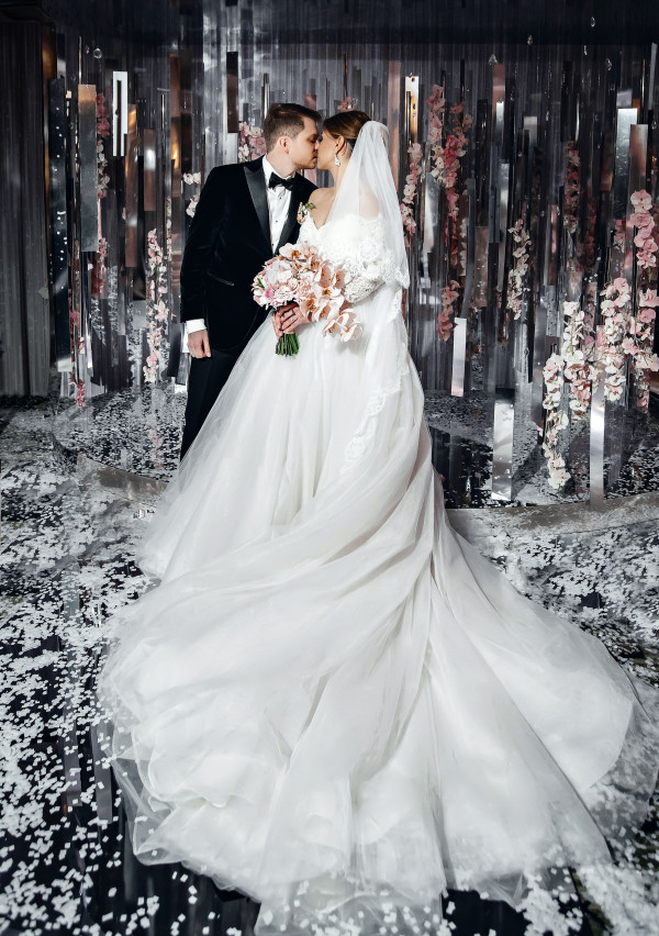 Три варианта свадебного оформления, утопающего в цветах