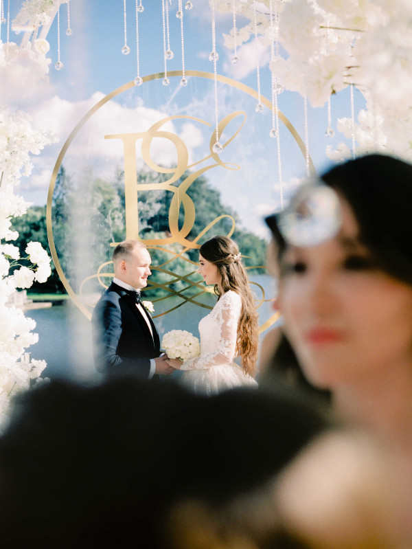 Белоснежная свадьба на берегу озера