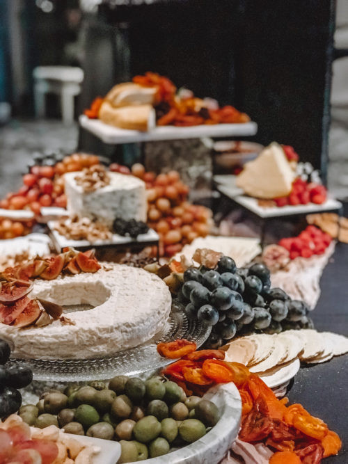 Когда стоит выбирать на свадьбу кейтеринг, а