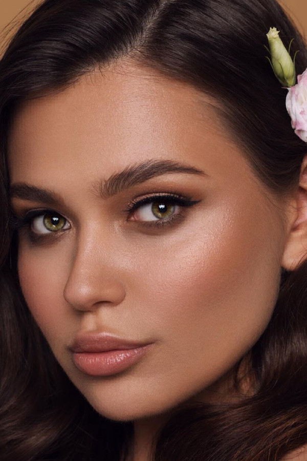 Стрелки — беспроигрышный вариант для свадебного макияжа