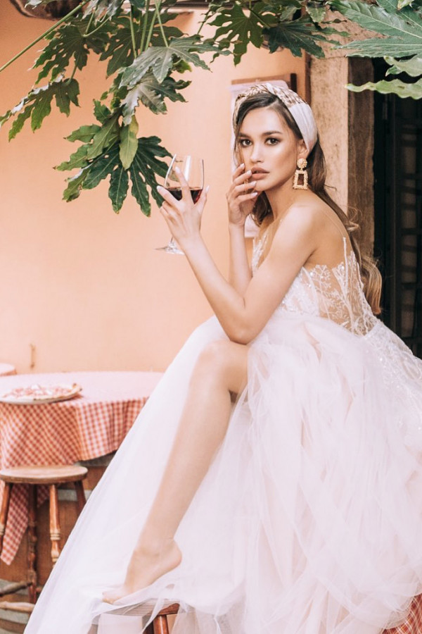 Стрелки — беспроигрышный вариант для свадебного макияжа