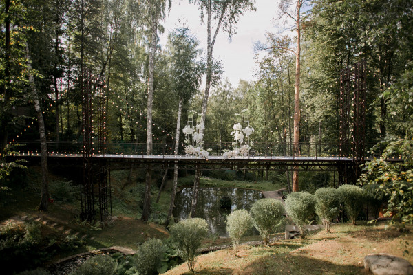 Летняя свадьба среди сосен