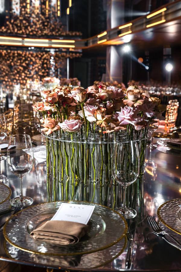 Три варианта свадебного оформления, утопающего в цветах