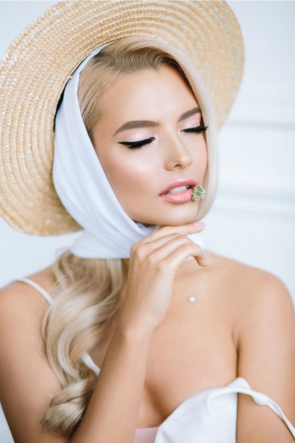 Стрелки — беспроигрышный вариант для свадебного макияжа