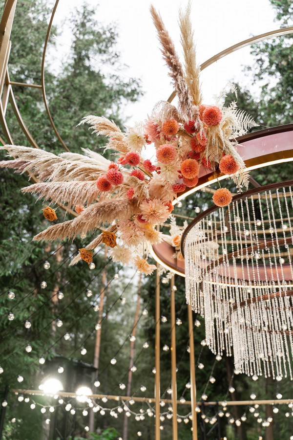 Свадьба с сухоцветами и декором в оттенке