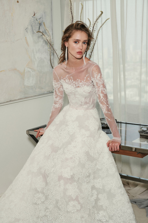 3D-цветы, невесомые ткани и съемные рукава в