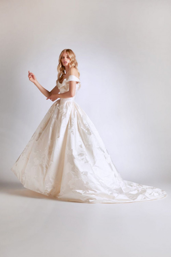 Платья-трансформеры из экоматериалов в коллекции Vivienne Westwood