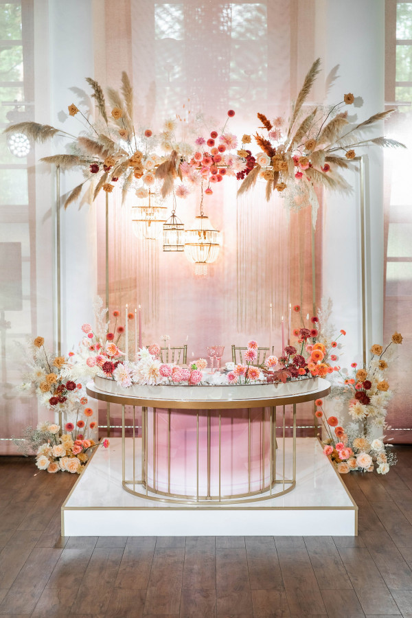 Свадьба с сухоцветами и декором в оттенке