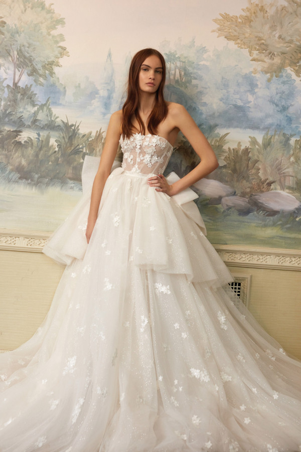 Много объема и вышивки в коллекции Galia