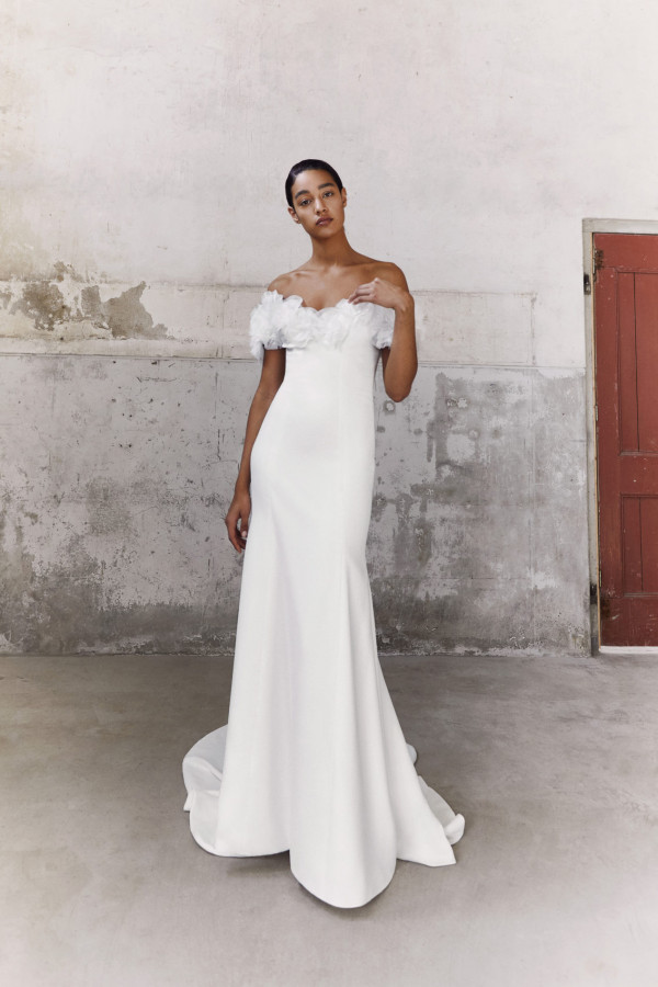 Классические силуэты и пышные детали в коллекции