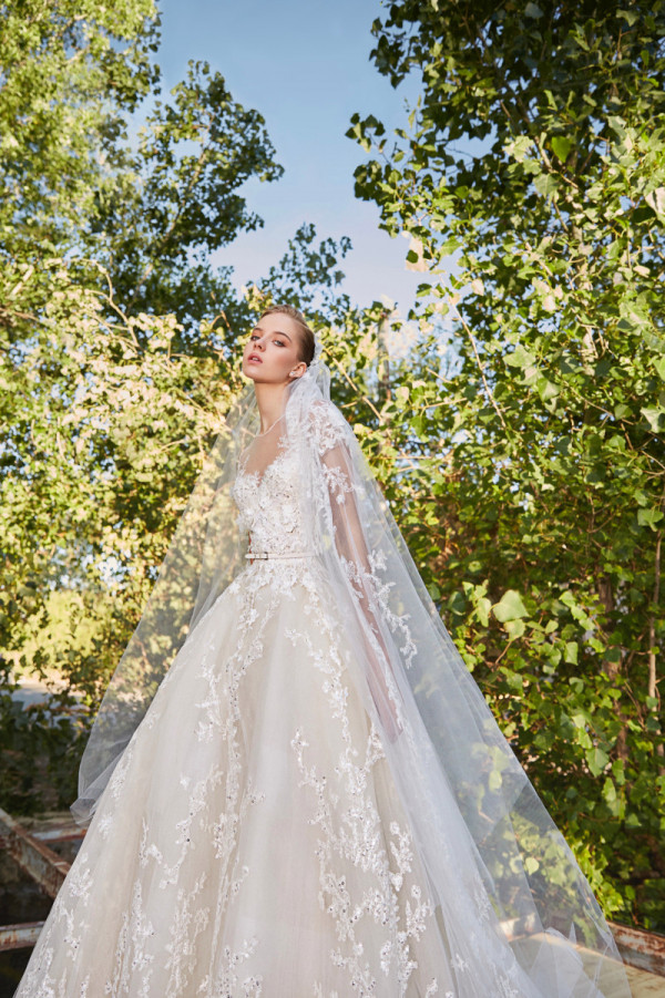 Платья с вышивкой, кружевом и ремешками в