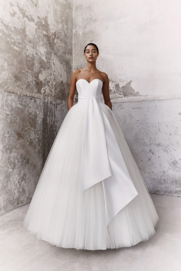 Классические силуэты и пышные детали в коллекции