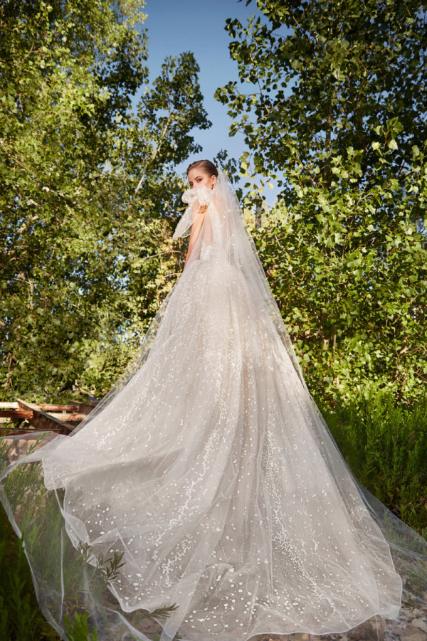 Платья с вышивкой, кружевом и ремешками в