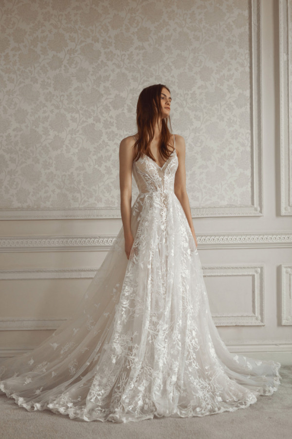 Много объема и вышивки в коллекции Galia