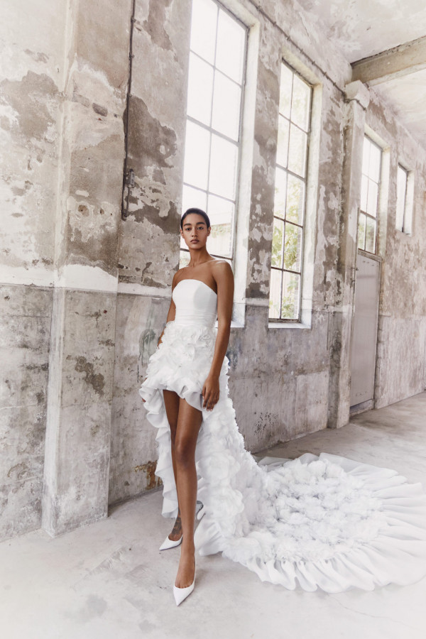 Классические силуэты и пышные детали в коллекции