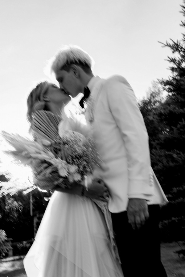 Смазанные свадебные снимки — тренд, а не