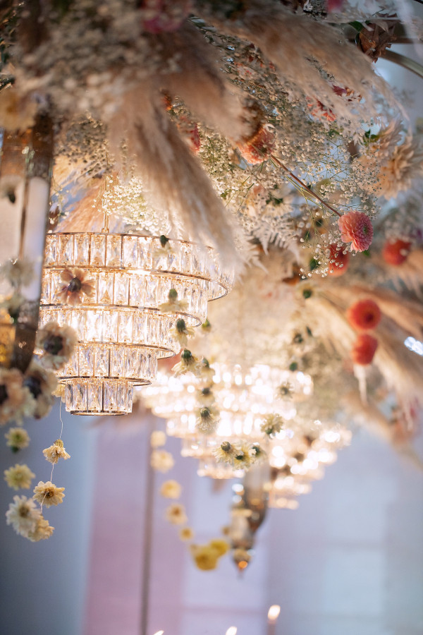 Свадьба с сухоцветами и декором в оттенке