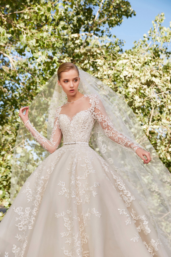 Платья с вышивкой, кружевом и ремешками в