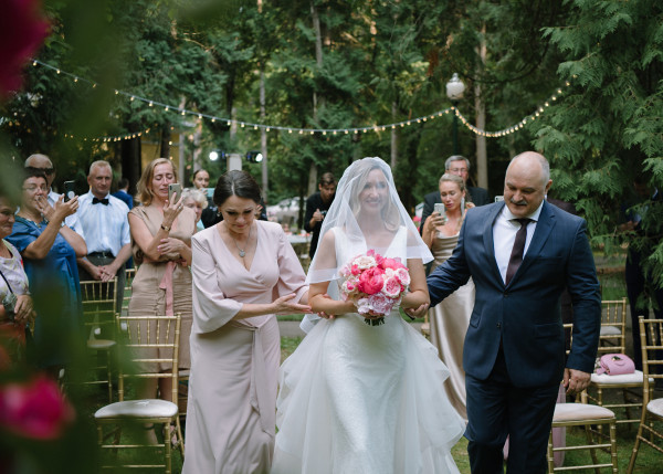 Лесная свадьба с ярким цветочным декором