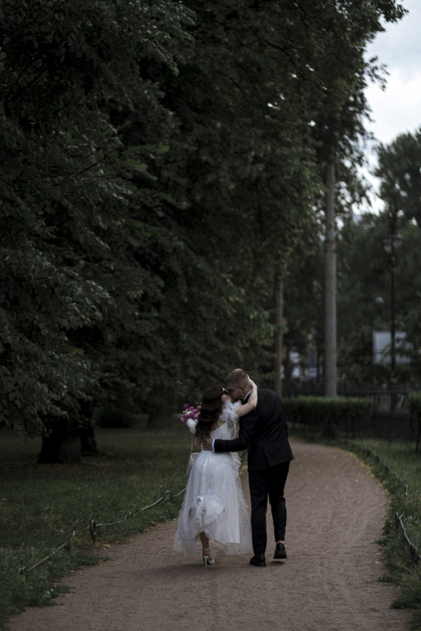 Нежная свадебная съемка с яркими акцентами