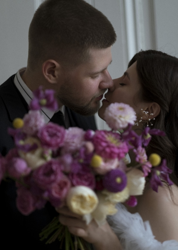 Нежная свадебная съемка с яркими акцентами