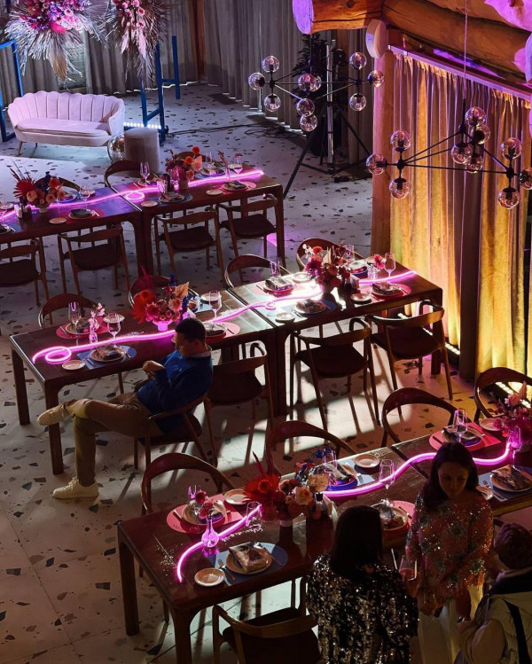 Как стильно использовать неон в свадебном оформлении