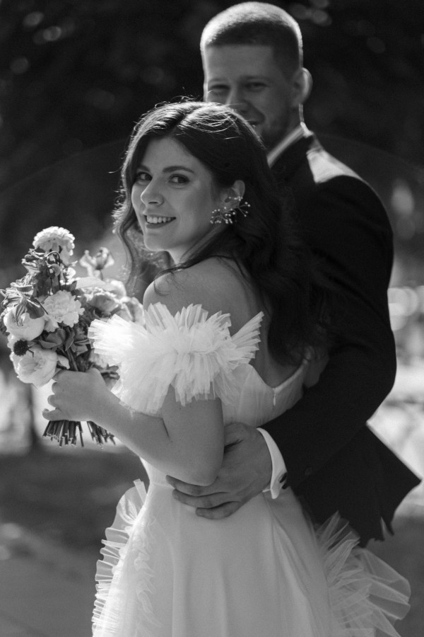 Нежная свадебная съемка с яркими акцентами