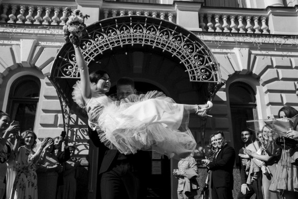 Нежная свадебная съемка с яркими акцентами