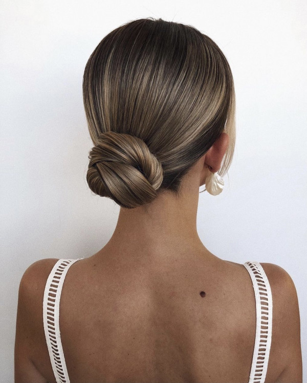 Трендовые прически, которые визуально корректируют лицо