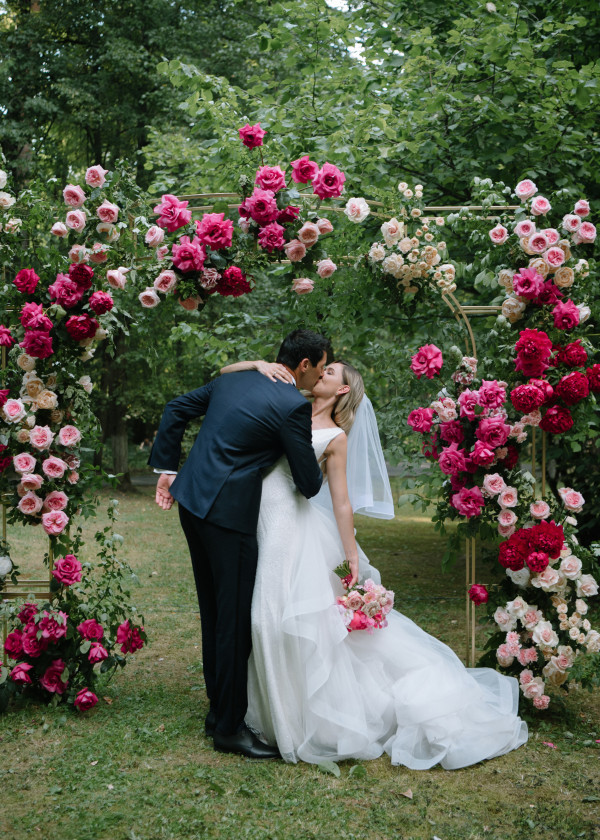 Лесная свадьба с ярким цветочным декором