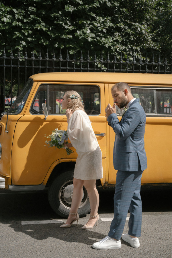Париж, желтый микроавтобус и романтичная съемка для