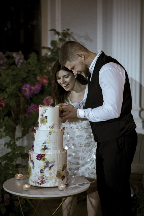 Нежная свадебная съемка с яркими акцентами