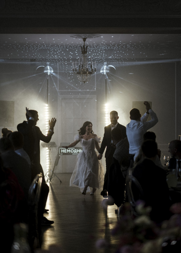 Нежная свадебная съемка с яркими акцентами