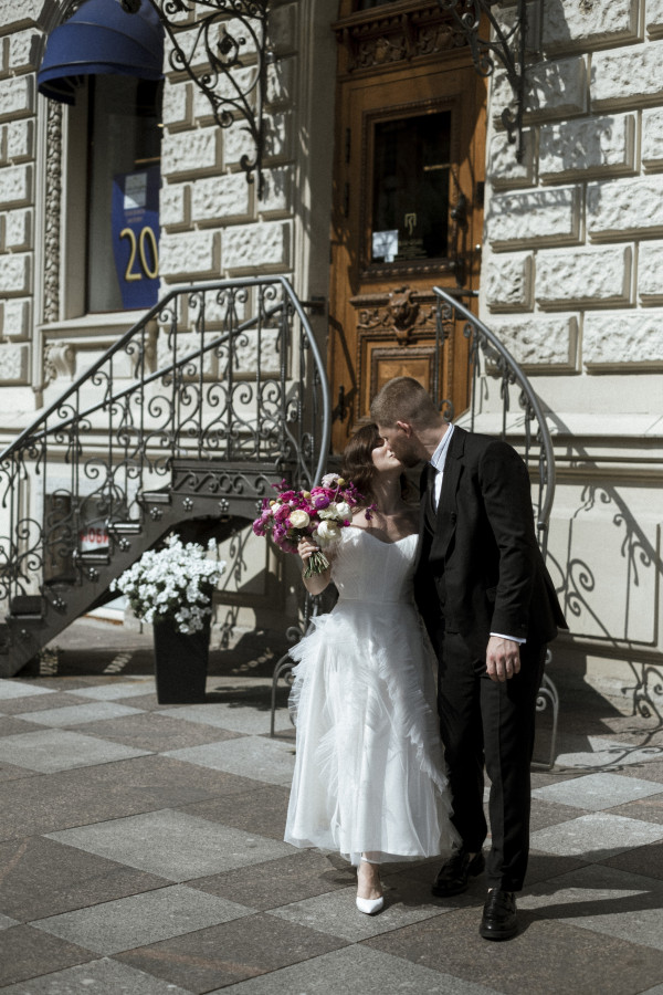 Нежная свадебная съемка с яркими акцентами