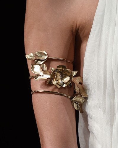 Браслеты на плечо — тренд, который станет