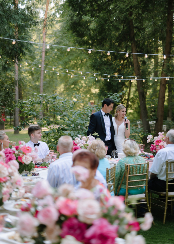 Лесная свадьба с ярким цветочным декором