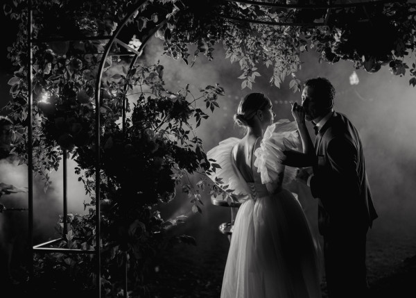 Лесная свадьба с ярким цветочным декором