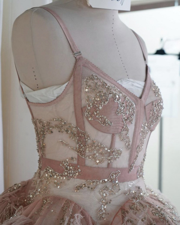 Платье невесты: трендовые цвета 2022 года