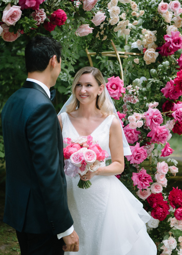 Лесная свадьба с ярким цветочным декором