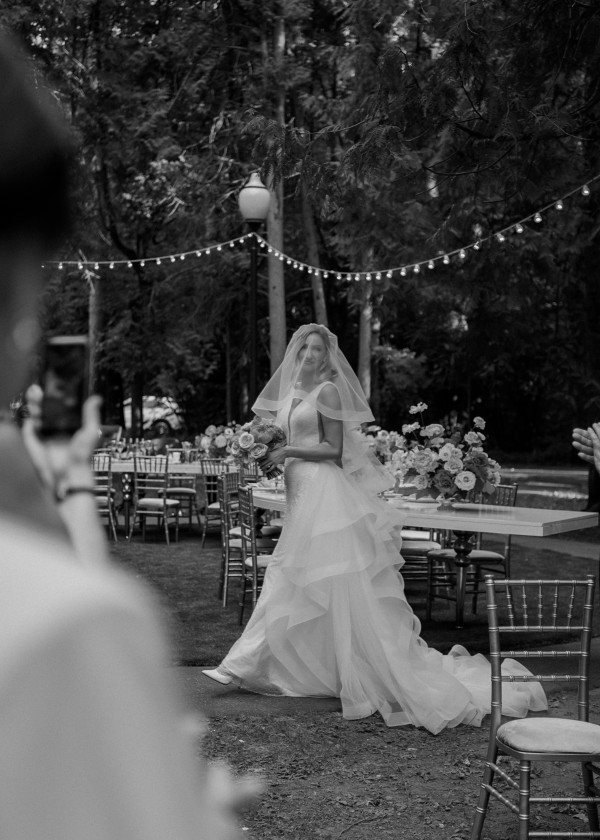 Лесная свадьба с ярким цветочным декором