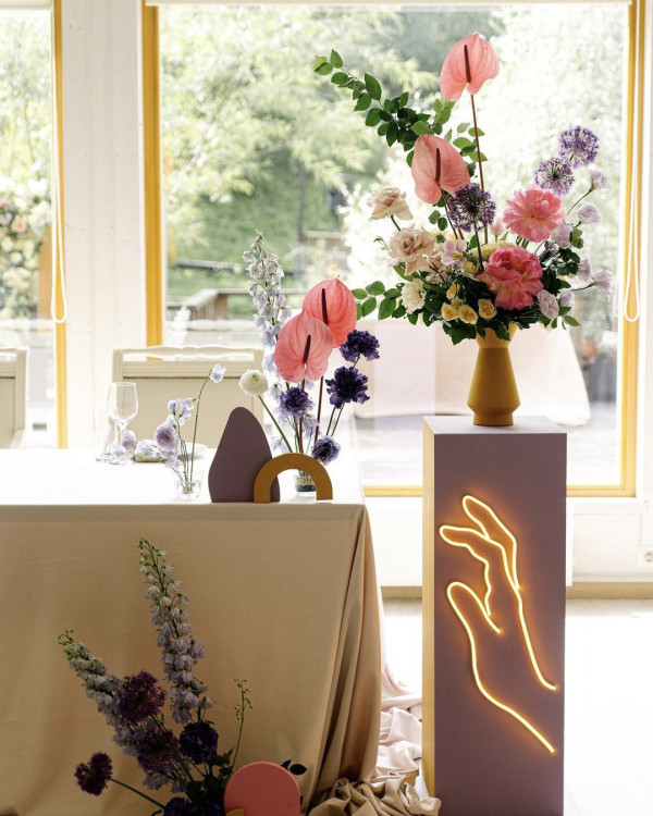 Как стильно использовать неон в свадебном оформлении