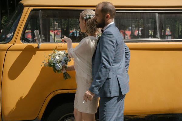 Париж, желтый микроавтобус и романтичная съемка для